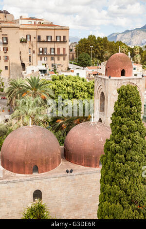 Le cupole e il campanile di San Giovanni degli Eremiti Chiesa, Palermo, Sicilia, Italia Foto Stock