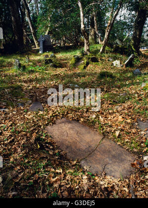 Uno dei due cross-lastre nel contenitore di sepoltura sull isola Maree, Wester Ross, detto per contrassegnare le tombe di un Viking prince & la sua sposa che morì tragicamente. Foto Stock