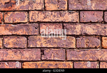 Vecchio weathered red un muro di mattoni come sfondo Foto Stock