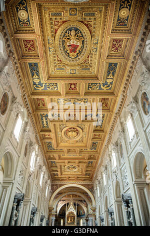 Italien, Rom, Päpstliche Erzbasilika San Giovanni in Laterano (auch Lateranbasilika), Hauptschiff, Decke der Basilika Foto Stock