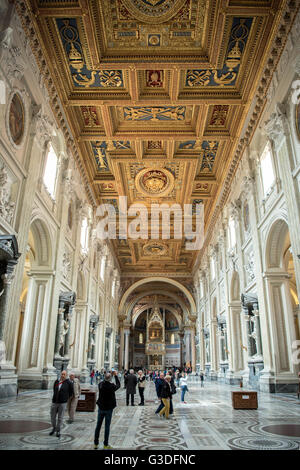 Italien, Rom, Päpstliche Erzbasilika San Giovanni in Laterano (auch Lateranbasilika), Hauptschiff, Decke der Basilika Foto Stock