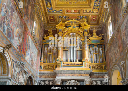 Italien, Rom, Päpstliche Erzbasilika San Giovanni in Laterano (auch Lateranbasilika), Hauptorgel Querhaus im Foto Stock