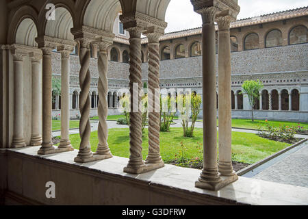 Italien, Rom, Päpstliche Erzbasilika San Giovanni in Laterano (auch Lateranbasilika), Kreuzgang des Klosters der Lateranbasilika Foto Stock