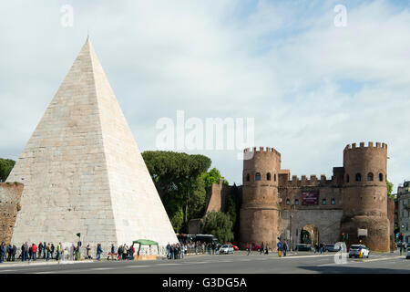 Italien, Rom, Via Ostiense, Cestius-Pyramide (Pyramide des Caio Cestio) und Porta San Paolo, in der Antike unter dem Namen Po Foto Stock