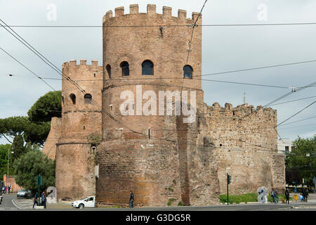 Italien, Rom, Via Ostiense, Porta San Paolo, in der Antike unter dem Namen Porta Ostiense, bekannt ist ein Stadttor der Aureli Foto Stock