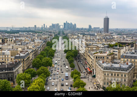 Avenue de la Grande Armée e La Défense come visto dalla cima del Arc de Triomphe a Parigi, Francia Foto Stock