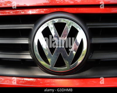 VW Logo su un rosso Volkswagen auto Foto Stock