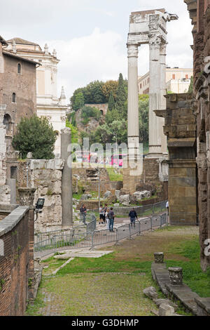 Italien, Rom, Tempel des Apollo Sosianus (Apollotempel), rechts das Marcellustheater Foto Stock