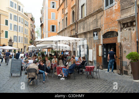 Italien, Rom, Via del Portico d'Ottavia im Römischen Ghetto, Ristorante Il Portico Foto Stock