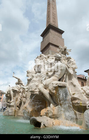 Italien, Rom, Piazza Navona, Vierströmebrunnen (Fontana dei Quattro Fiumi) von Bernini 1649 in der Mitte des Platzes erbaut. Vie Foto Stock