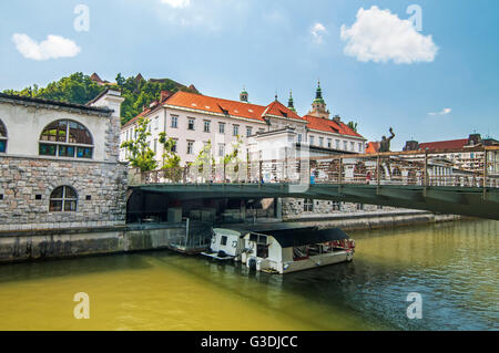 Macelleria e il ponte sul fiume Ljubljanica sotto, Lubiana, Slovenia Foto Stock