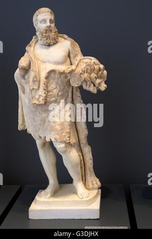 Statua romana di Ercole II secolo D.C. e copia da originale greco, Palazzo Massimo alle Terme e il Museo Nazionale di Roma, Italia Foto Stock