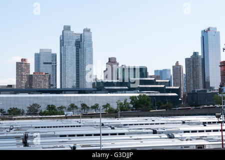 John D. Caemmerer West iarda laterale accanto al Javits Convention Center di New York, Stati Uniti d'America Foto Stock