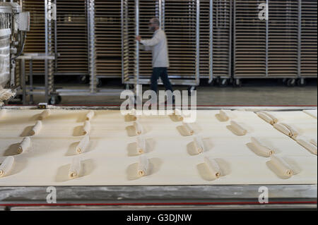 Lavoratore spingendo Rack panetteria pane, Philadelphia STATI UNITI D'AMERICA Foto Stock