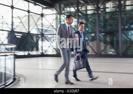 Imprenditori aziendale a piedi nella lobby moderna Foto Stock