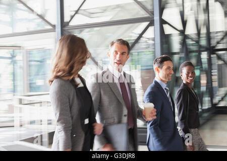 Il business aziendale la gente che parlava e immettendo un ufficio moderno lobby Foto Stock