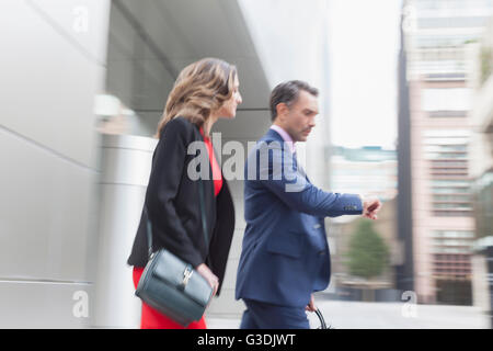Imprenditore aziendale di controllo orologio da polso all'aperto Foto Stock