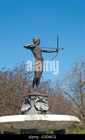 Artemis con acqua di prua Statua fontana, Hyde Park, Londra, Inghilterra Foto Stock