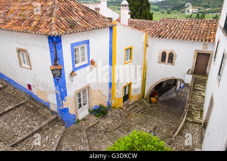 In ciottoli di vicolo a gradini nella storica cittadina di Obidos, Estremadura, Portogallo Foto Stock