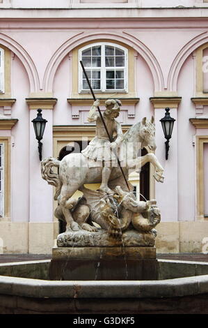 Statua di San Giorgio che uccide il drago nel palazzo del primate di Bratislava, Slovacchia Foto Stock