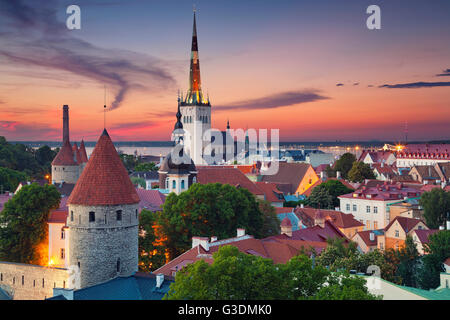 Tallinn. immagine della città vecchia di Tallinn in Estonia durante il tramonto. Foto Stock