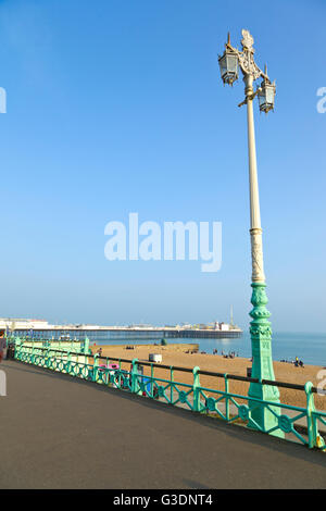 Lampada vittoriana post sul lungomare di Brighton con il palazzo e il molo in background. Foto Stock