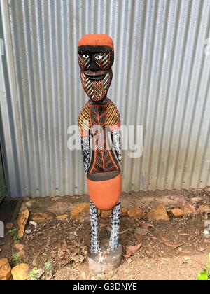 Un dipinto di scultura in legno esterno sul Bathurst Island, una delle Isole Tiwi. Foto Stock