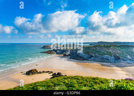 Lusty Glaze Beach a Newquay, Cornwall, Regno Unito. Il secondo promontorio è Trevelgue testa. Foto Stock