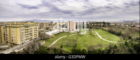 Vista aerea di un parco pubblico e alloggiamento in un sobborgo di Roma Foto Stock