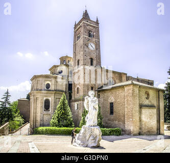 Asciano, Italia, 31 maggio 2015 - l'esterno del Monte Oliveto Maggiore abbey in Toscana Foto Stock