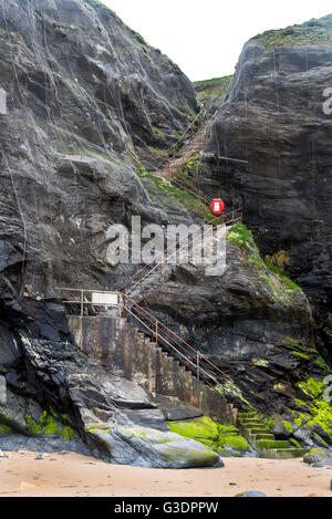 I ripidi scalini giù alla spiaggia di Bedruthan Steps, North Cornwall, Regno Unito Foto Stock