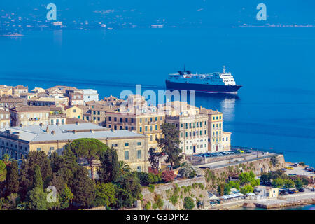 Grande barca vicino alla città di Corfù, Grecia Foto Stock