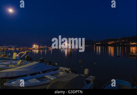 Notte di Luna piena scena di Vlacherna Monastery vicino a Kanoni, Corfù Foto Stock