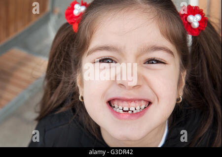 Felice senza denti bambina Foto Stock