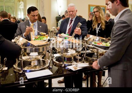 Hotel il pranzo a buffet linea durante un evento di business - USA Foto Stock