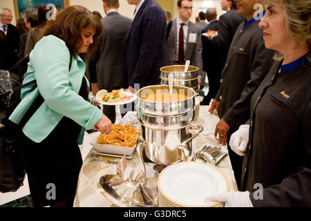 Hotel il pranzo a buffet linea durante un evento di business - USA Foto Stock