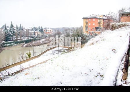Bologna, Italia, 28 Dicembre 2014 - Vista del fiume Reno dalla pista ciclabile di Casalecchio durante una nevicata Foto Stock