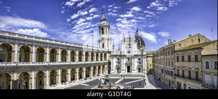 Ancora panoramica di Loreto piazza principale nella regione Marche, provincia di Ancona. Loreto è uno del culto primario p Foto Stock