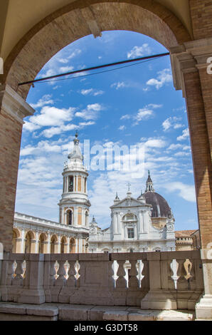 Ancora panoramica di Loreto piazza principale nella regione Marche, provincia di Ancona. Loreto è uno del culto primario p Foto Stock