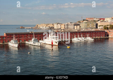 Una guardia costiera navi e barche ormeggiate accanto a Lega Navale Italiana, Napoli, campania, Italy Foto Stock