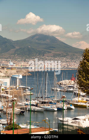 Il Monte Vesuvio, dalla città di Napoli, campania, Italy Foto Stock