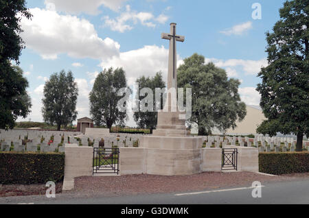 Lapidi e la croce del sacrificio nel CWGC Rue du Bois cimitero, Fleurbaix, Pas de Calais, Francia. Foto Stock