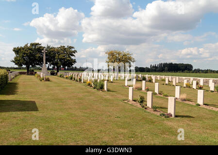 Lapidi & la croce del sacrificio nel CWGC Rue du Bacquerot (XIII Londra) cimitero, Laventie, Pas de Calais, Francia. Foto Stock