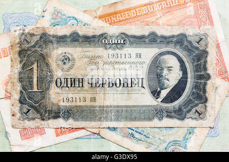 Vecchio rublo russo denaro isolato su uno sfondo bianco. Uno chervonets. Lenin. Vecchia valuta dell'Impero Russo e sovietica Foto Stock