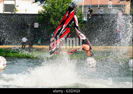 Ales - Francia - in luglio 14th, 2013 - Campionato di Francia di Jet Ski sul fiume Gardon. categoria di sollevamento o freestyle Foto Stock