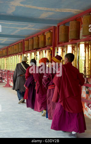 I monaci e le monache la filatura ruote della preghiera a Larung Gar Istituto Buddista Foto Stock