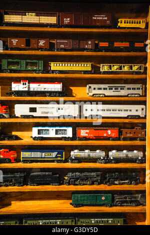 Una parete di display colorato modello vintage toy train cars Foto Stock