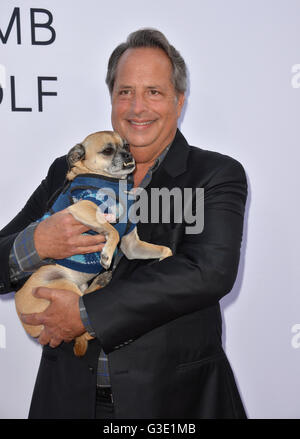 LOS ANGELES, CA. Aprile 13, 2016: Attore Jon Lovitz presso la prima mondiale di "giorno dell' presso la leva TCL Chinese Theatre, Hollywood. Foto Stock