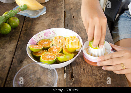 Popolo Thai fatta succo di arancia da frutto schiacciare lo strumento mano in home Foto Stock