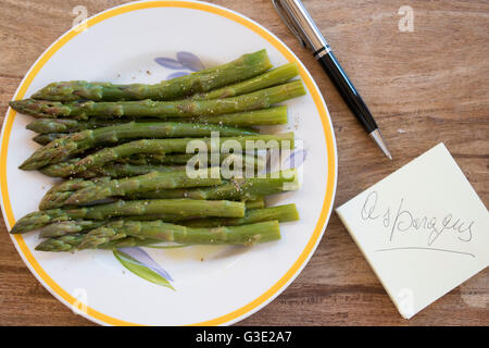 Cotto a vapore gli asparagi selvatici Foto Stock